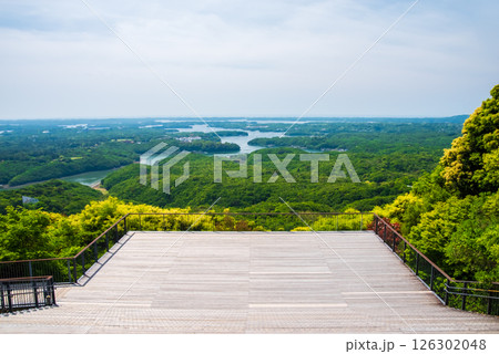 【新緑の横山展望台・横山天空カフェテラス展望デッキ】三重県・伊勢志摩国立公園 126302048