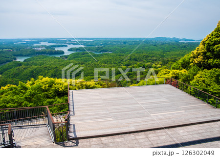 【新緑の横山展望台・横山天空カフェテラス展望デッキ】三重県・伊勢志摩国立公園 126302049