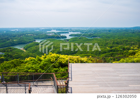 【新緑の横山展望台・横山天空カフェテラス展望デッキ】三重県・伊勢志摩国立公園 126302050