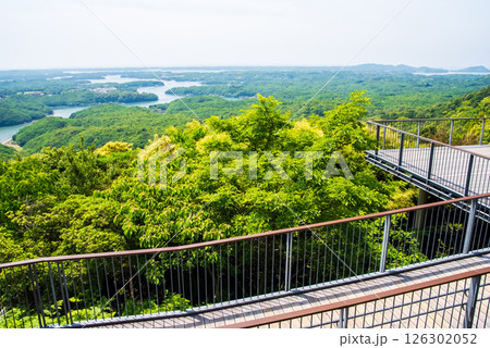 【新緑の横山展望台・横山天空カフェテラスへのスロープ】三重県・伊勢志摩国立公園 126302052