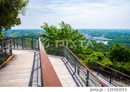 【新緑の横山展望台・横山天空カフェテラスへのスロープ】三重県・伊勢志摩国立公園 126302053