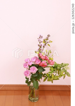 ピンク色の花のアレンジ 126302240