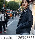 街中で佇む女性 126302275