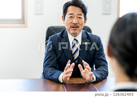 相談を受ける弁護士 相談を受ける弁護士 126302403