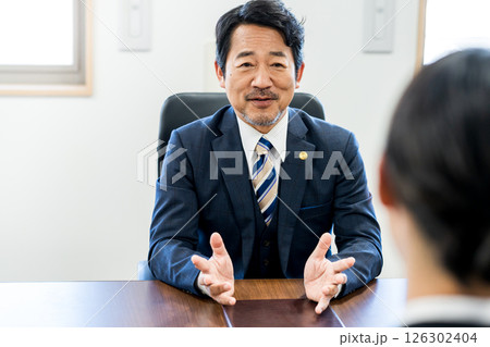 相談を受ける弁護士 126302404