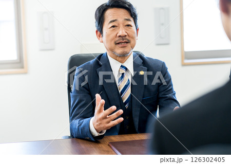 相談を受ける弁護士 相談を受ける弁護士 126302405
