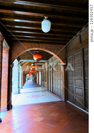 台北の大稲埕の迪化街十連棟 126302457