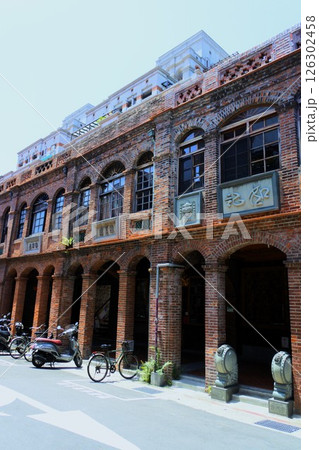 台北の大稲埕の迪化街十連棟 126302458