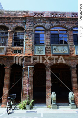 台北の大稲埕の迪化街十連棟 126302459