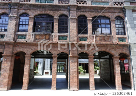台北の大稲埕の迪化街十連棟 126302461