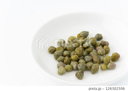 白背景にお皿に載せたケッパーの酢漬け 126302506