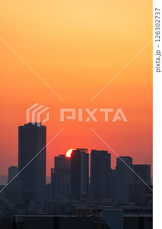 大阪弁天町駅周辺ビルから望む日の出(5月撮影) 大阪弁天町駅周辺ビルから望む日の出(5月撮影) 126302737