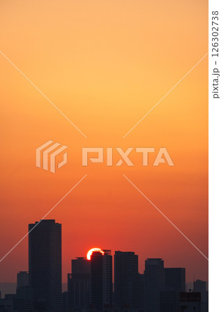 大阪弁天町駅周辺ビルから望む日の出（5月撮影）　 126302738