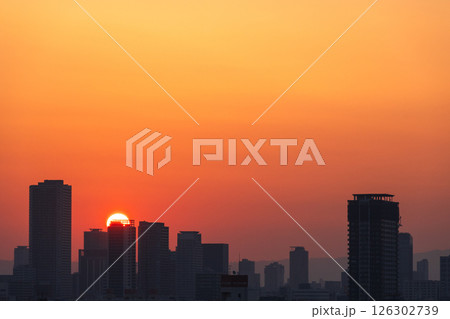 大阪弁天町駅周辺ビルから望む日の出(5月撮影) 大阪弁天町駅周辺ビルから望む日の出(5月撮影) 126302739