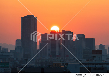 大阪弁天町駅周辺ビルから望む日の出（5月撮影）　 126302740