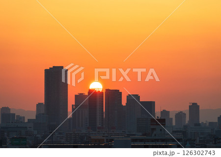 大阪弁天町駅周辺ビルから望む日の出（5月撮影）　 126302743