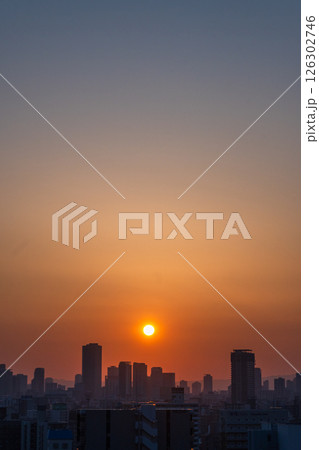 大阪弁天町駅周辺ビルから望む日の出（5月撮影）　 126302746