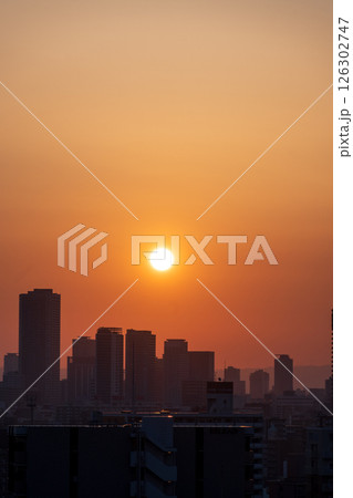 大阪弁天町駅周辺ビルから望む日の出（5月撮影）　 126302747
