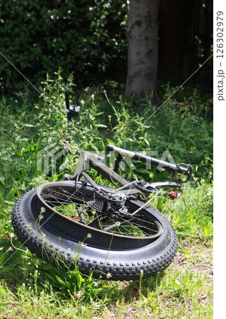 公園に捨てられた自転車 126302979