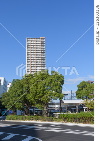 駅前に立つタワーマンション 126303336