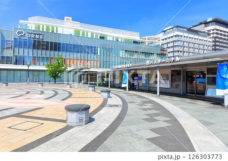 【香川県】晴天のサンポート高松と高松駅前広場 126303773