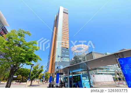 【香川県】晴天のサンポート高松と高松駅前広場 126303775