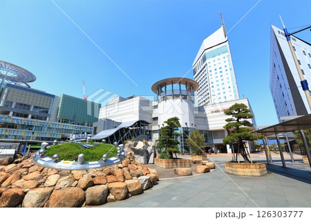 【香川県】晴天のサンポート高松と高松駅前広場 126303777