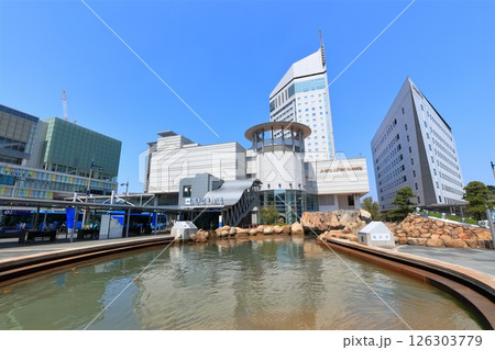 【香川県】晴天のサンポート高松と高松駅前広場 126303779