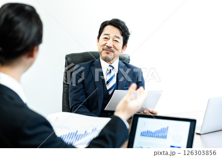打ち合わせするビジネスパーソン 126303856