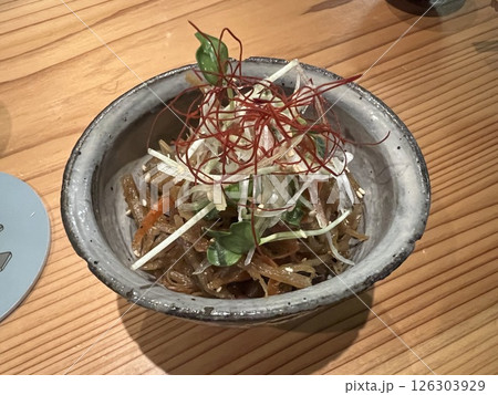 美味しそうな鳥皮ときんぴらごぼうの和え物 美味しそうな鳥皮ときんぴらごぼうの和え物 126303929