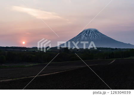 朝焼けの羊蹄山 126304039
