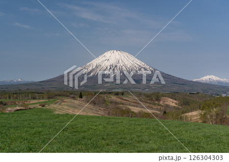 残雪の羊蹄山 126304303