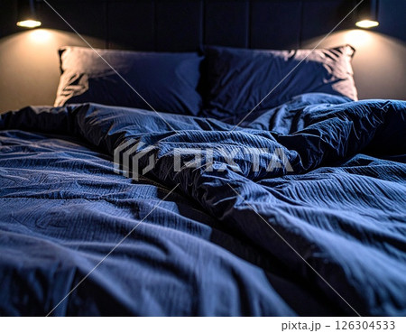 間接照明のある暗めのベッドルーム 126304533