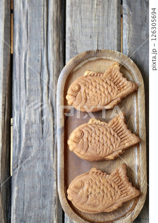 木皿に並べた鯛型の人形焼 ミニたい焼き 木皿に並べた鯛型の人形焼 ミニたい焼き 126305694