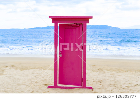 ビーチにある木製のドア 126305777