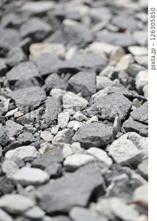 庭のエクステリアに敷き詰めた砕石 126305850