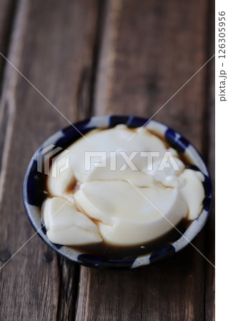 やちむんの豆皿に入れた崩れたジーマーミ豆腐 やちむんの豆皿に入れた崩れたジーマーミ豆腐 126305956