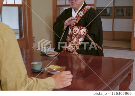 お寺の住職とお話をしている檀家 お寺の住職とお話をしている檀家 126305966