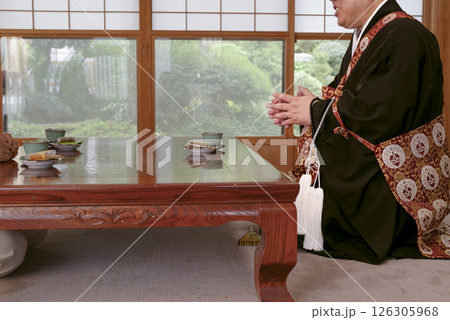 お寺の住職とお話をしている檀家 お寺の住職とお話をしている檀家 126305968