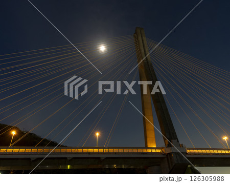 夜の新猪名川大橋 126305988