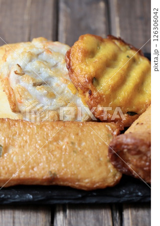 スレートプレートに乗せた色々な種類の揚げかまぼこ スレートプレートに乗せた色々な種類の揚げかまぼこ 126306042