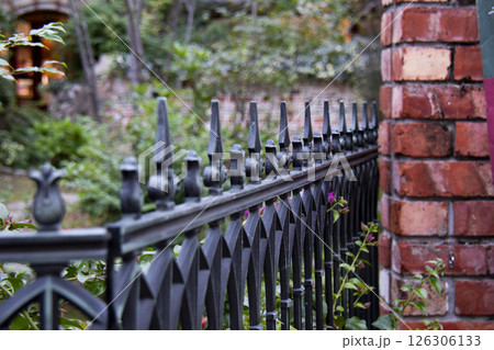古いレンガ造りの塀 126306133