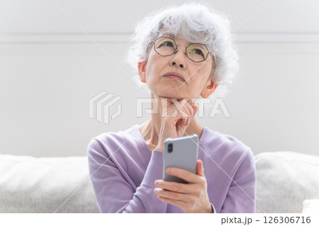 スマートフォンを操作しているシニア女性 スマートフォンを操作しているシニア女性 126306716