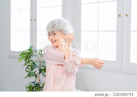 ストレッチをするシニア女性 ストレッチをするシニア女性 126306733