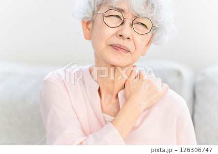 肩こりで苦しむシニア女性 126306747