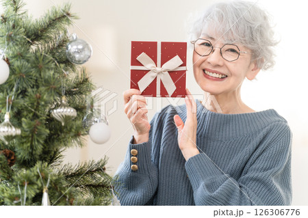 クリスマスプレゼントを持っているシニア女性 126306776