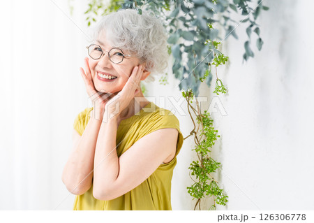 黄色いワンピースを着ているシニア女性 126306778