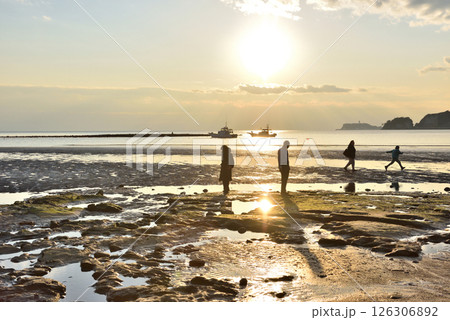 夕陽が差し込む材木座海岸から見える景色 126306892