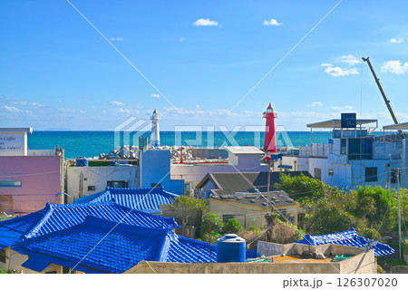 【韓国/釜山】海雲台・青沙浦の町中から見るサンドゥンイ灯台 126307020