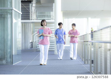 医療イメージ　医療従事者のポートレート 126307588